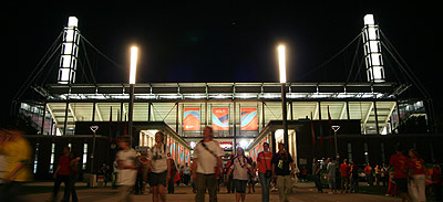 Das Kölner Stadion bei Nacht; Rechte: WDR/Domke