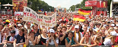 Berliner Fanmasse; Rechte: WDR/Domke