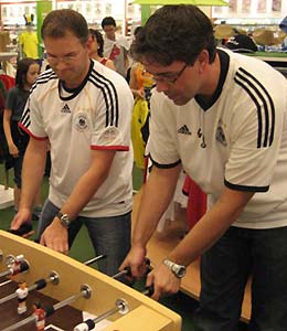 Deutschlandfans beim Kickern, Foto: D.Hellpoldt