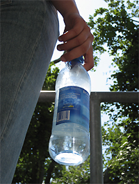 Flüssigkeitsverlust: Flaschen müssen (fast) überall abgegeben werden, Foto: D. Hellpoldt