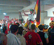 Ein Trompeter spielt die Nationalhymne - Hunderte singen mit, Foto: Franz