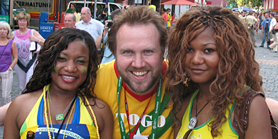 Oliver Hinz und zwei weibliche Fans