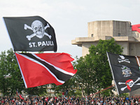 St. Pauli-Trinidad-Fahne am Millerntor, Foto: Hinz
