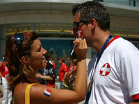 Eine Französin schminkt einen Schweizer Fan, Rechte: swr