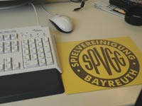 Arbeitsplatz mit SpVgg-Mousepad, Foto: Porr