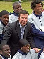 Lothar Matthäus und die Kicker aus Anguilla; Foto: dpa