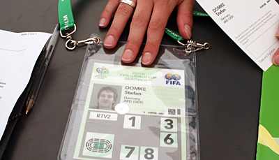 Brustbeutelgroßer Akkreditierungsausweis für die WM 2006; Rechte: WDR/Domke