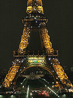Eiffelturm bei Nacht; Rechte: dpa