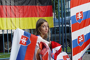 Mädchen mit Ländeflaggen