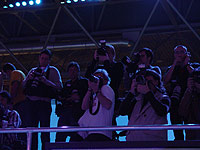 Fotografen in der Halle; Rechte: ARD/inanici