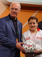 Franz Beckenbauer und die 13-jährige Seren Yenilmez; Rechte: ARD/inanici
