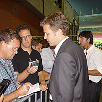 Oliver Bierhoff in der Mixed Zone; Rechte: ARD/Inanici