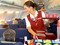 Stewardess serviert Tomatensaft; Rechte: Air Berlin/dpa/gms