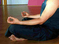 Mann beim Yoga; Rechte dpa