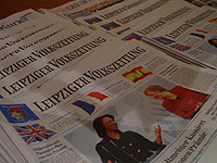 Zeitungsstapel; Rechte: ARD/inanici