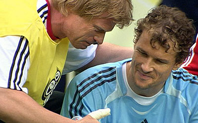 Oliver Kahn spricht mit Jens Lehmann, Foto: dpa