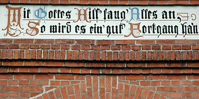 Sinnspruch an einer Hausfassade in der Nähe des deutschen WM-Quartiers im Berliner Grunewald; Rechte: ARD/Menke