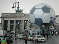 Brandenburger Tor mit André Hellers WM-Fußballglobus; Rechte: ARD/Menke