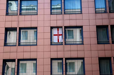 England-Fahne im Innenhof des NH-Hotels in Dortmund; Rechte: ARD/Menke