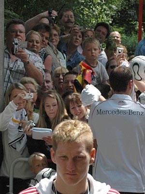 Bastian Schweinsteiger am Mannschaftsquartier; Rechte: ARD/Menke