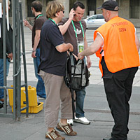 Ordner filzt Journalisten auch nach dem Abschlusstraining der deutschen Nationalmannschaft im Berliner Olympiastadion; Rechte: ARD/Menke