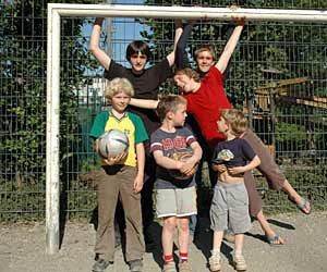 Die Berliner Straßenfußballer (v.l. Carlos, Hannes, dahinter Sören, vorne Marten, Bruno und Peer) auf dem Bolzplatz Schleiermacherstraße in Kreuzberg; Rechte: ARD/Menke