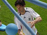 Ballack beim Balltraining, Foto: Mickler