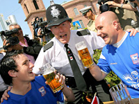 Bobby mit englischen Fans, Foto: dpa